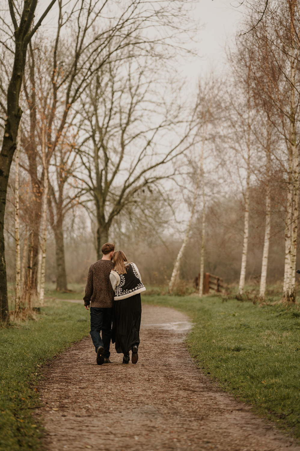 koppel lopend in de natuur friesland fotografie